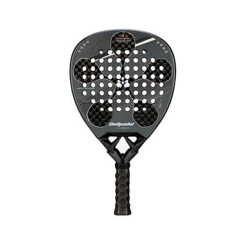 Bullpadel Vertex 05 TF 25 - Shape : Diamond Weight : 365-375g +/- Racket Cover : Box Face Material : X-Tend Carbon 12K Balance : Low Balance Foam Material : Multieva
