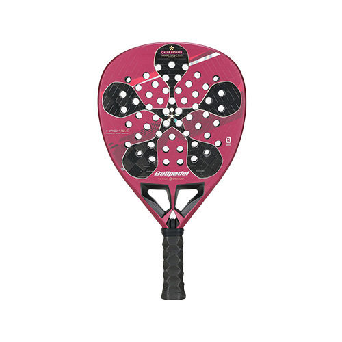 Bullpadel Hack 04 TF 25 - Shape : Diamond Weight : 365-375G +/- Game : Control Racket Cover : Box&nbsp; Face Material : TriCarbon 18K Balance : Medium Foam Material : Multieva