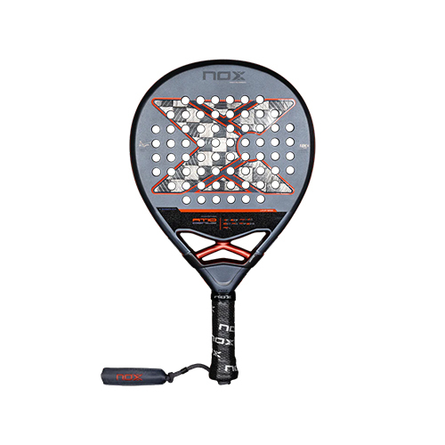 Nox AT10 Luxury Genius 18K Alum 25 by Agustín Tapia - Shape : Teardrop Weight : 360-375g Power : 90/100 Control : 100/100 Racket Cover : No K : 18K Face Material : Carbon Alum 18K Foam Material : MLD Black Eva PAT10GENIUS1825