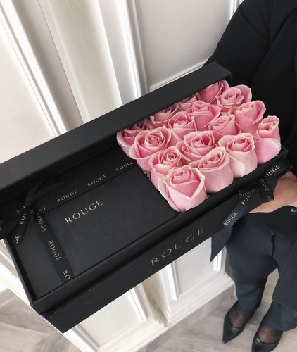 Q16 - Gorgeous and fresh roses with chocolate 200 g