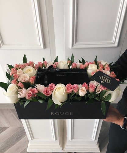 Floral value box - Black box with fresh flowers and value box to put your accessories or money