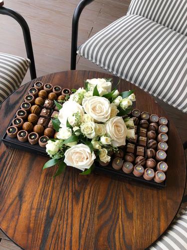 Rouge Chocolate D2 - Fresh flowers 1 kilo of  belgium chocolate your choice of occasion card