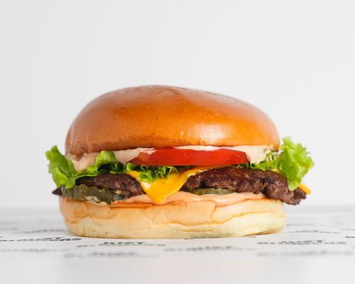 Just Burger - جست برجر ساندويتش - شريحة لحم + جبنة صفراء + صوص جست برجر + طماطم + لولو روسو وكيزر