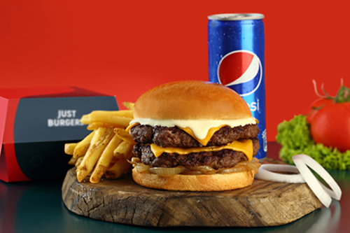 وجبة ترافيل برجر - Tow pieces of patty+ Swiss cheese + truffle sauce + brown mushrooms and bun, plus fries and a drink of your choice