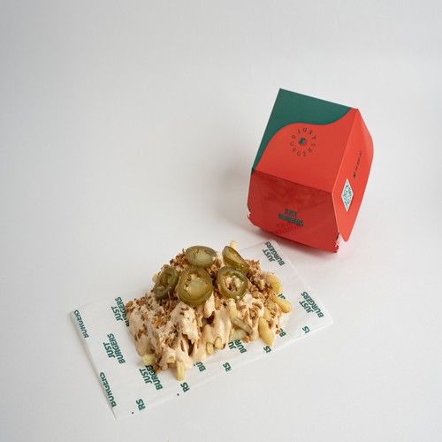 دايناميت فرايز - بطاطا مقطعة يوميا، هالبينو، بصل مقرمش و صوص ديناميت