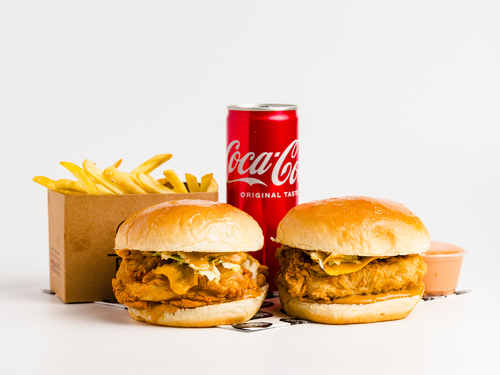 Crispy chicken meal + free crispy chicken sandwich - Crispy chicken fillet in milk bread, lettuce, cheese, chicken sauce, with french fries and cola.