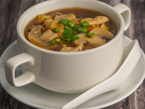 شوربة الدجاج مع المشروم