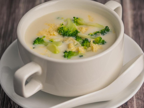 شوربة البروكلي بالجبنة