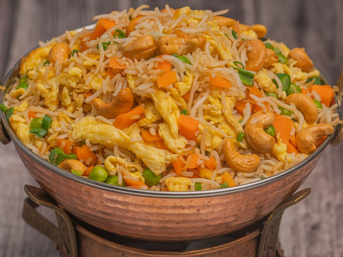 أرز محمر مع البيض والكاجو