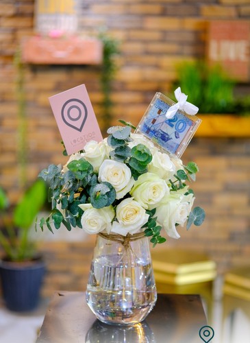 REAL TOUCH WHITE ROSE AND EUCALYPTUS IN GLASS VASE - Please note flowers are seasonal and we change the flower depending on the availability of the stocks. 1 Money Box