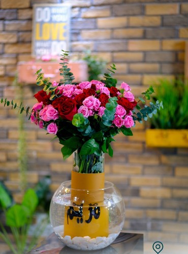 GLASS VASE WITH STONES AND FLOWERS - GLASS VASE WITH STONES, FLOWERS AND STICKER WRITING You can Change the writing  Please note flowers are seasonal and we change the flower depending on the availability of the stocks.