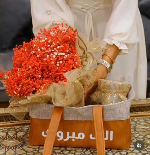 LEATHER BAG WITH BOUQUET AND CHOCOLATE - 10 PIECES CHOCOLATE VASE You can change the writing of the bag.  Please note flowers are seasonal and we change the flower depending on the availability of the stocks.