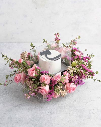 ACRYLIC TRAY WITH FLOWERS AND CAKE BOX - Please note flowers are seasonal and we change the flower depending on the availability of the stocks.