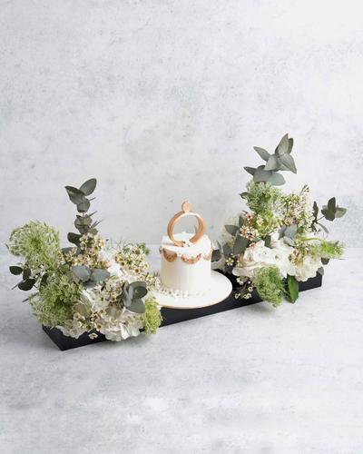 ACRYLIC TRAY WITH FLOWERS AND CAKE - ACRYLIC TRAY WITH FLOWERS AND CAKE
 Please note flowers are seasonal and we change the flower depending on the availability of the stocks.