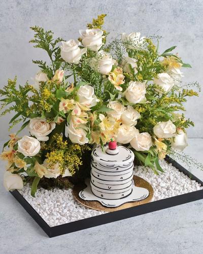 ACRYLIC TRAY WITH FLOWERS AND STONES - ACRYLIC TRAY WITH FLOWERS, CAKE AND STONES Please note flowers are seasonal and we change the flower depending on the availability of the stocks.