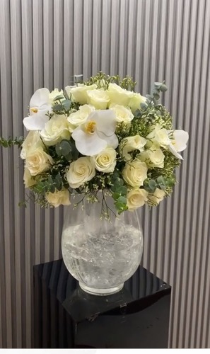 FLOWERS WITH VASE - please note flowers are seasonal and we change the flower depending on the availability of the stocks.