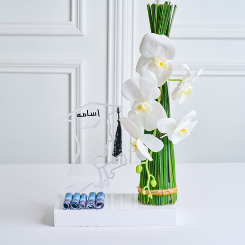 Flowers Location  - GR04 - mix flowers in an elegant acrylic box for our graduate

with the name of the graduated