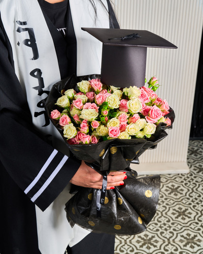 GR14 - bouquet with mix flowers and graduation cap