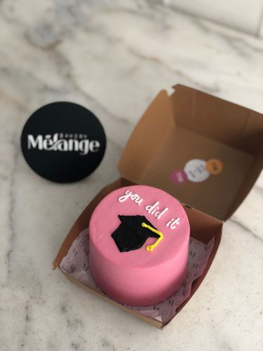 ميني كيك في علبة ورقية - Mini cake in bento box for graduation