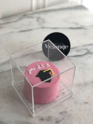 ميني كيك واحدة في علبة اكريليك - Mini cake for graduation in Acrylic box