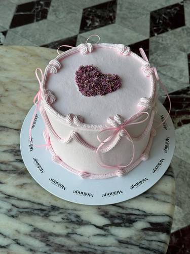 Coquette-Style Piped Cake