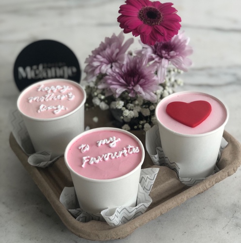 كيك الأكواب ٣ مع ورد - Cake in cup with personalized message with fresh flower decorations
flower may vary depending on availability