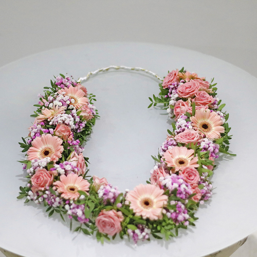 Pink Garland - A garland of white baby rose, gerbera, and gypsophila with green leaves. H 40 x W 5 cm.