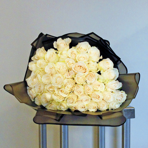 Zermatt - A beautiful hand tied bouquet of white roses. H 50 x W 35 cm.