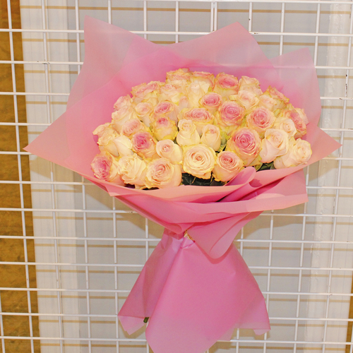 Pink Dos Dizenio Bouquet - Hand tied bouquet with 50 pieces of pink roses. H 45 x W 35 cm.