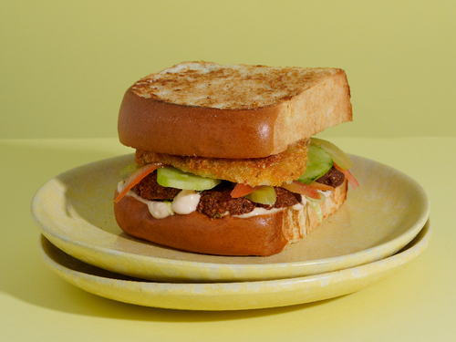 SPICY FALAFEL SW - Brioche toast, falafel, pickles, tomatoes, hash brown, spicy tahini.