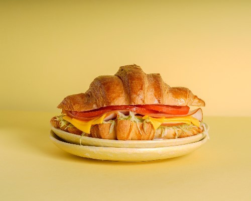 Protein - Croissant
with turkey slices with cheese,
lettuce and tomatoand diet souse