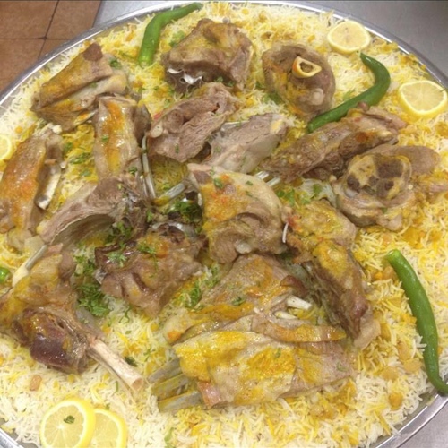 صينية مجبوس لحم تكفي 5 اشخاص