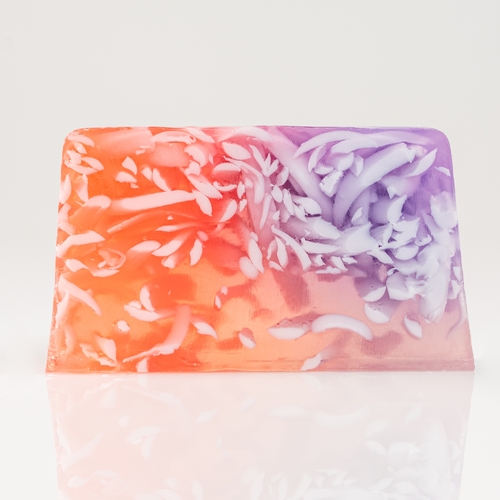 Lilac - HANDMADE SOAP 100g  The offer includes more than 15 aromas which, through
colours and natural ingredients, create soaps with unique designs and aromas.
Our homemade soaps will refresh you and enhance your well-being each time you
use them. Choose any of our various aromas to give each day a particular
sensation. Every piece of soap is unique and handmade, as it is crafted
individually.