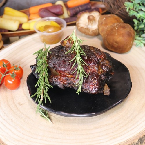 Smoked Naimi lamb Steak - Smoked Kuwaiti Naimi lamb 400g to 500g, free of hormones and antibiotics, balanced nutrition of grains and grass, smoked more than 16 hours, served with Rubs and bbq sauce and spices.