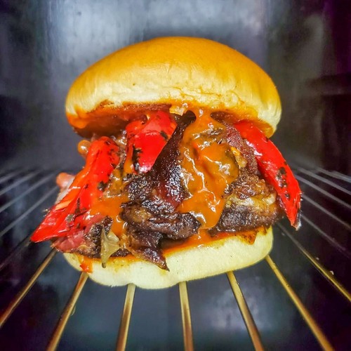 Smoked Chilli Steak Bun - Smoked Kuwaiti naimi lamb 400g to 450g, from our farms free of hormones, antibiotics, balanced nutrition of grains, grass, smoked more than 16 hours, chilli and homemade sauce