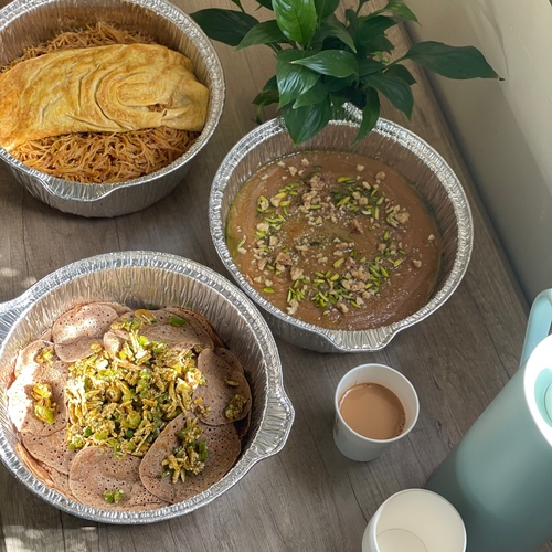 ريوق عربي - عصيده ،شعيريه بالزعفران والهيل مع اومليت البيض ،خبز بر مع سلطة الجبن والزيتون الحار والزعتر لذيذه ومطارة كرك مضبوط