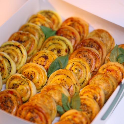 فطاير حلزونيه - فطاير حلزونيه باربع حشوات حلوم مع البيستو وجبنه البارميزان بطاط بالخلطه الهنديه الحاره فلافل باللبنه مكس الاجبان مع الخضار والزيتون&nbsp;30 حبه