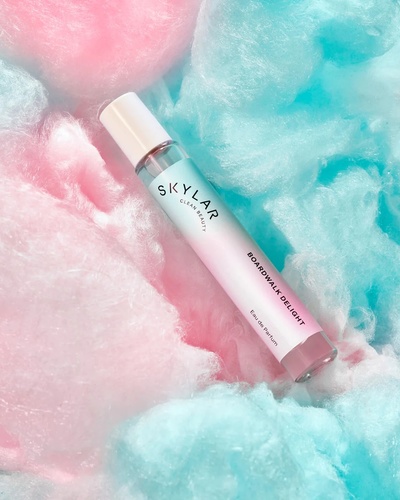 Boardwalk Delight Rollerball - Top: Aquatic Accord, Watery Apple, Juicy Raspberry Sorbet
Middle: Water Lily, Guava Flower, Coconut Milk
Base: Cotton Candy, Vanilla, Solar Amber, MuskThe possibilities are endless when you layer Skylar scents. Mix, match, and create a custom scent just for you, perfect for any mood or occasion. Layers Well With... SALT AIR ROLLERBALL  LIME SANDS ROLLERBALL Or visit layaring lounge for more  https://skylar.com/pages/layering-lounge