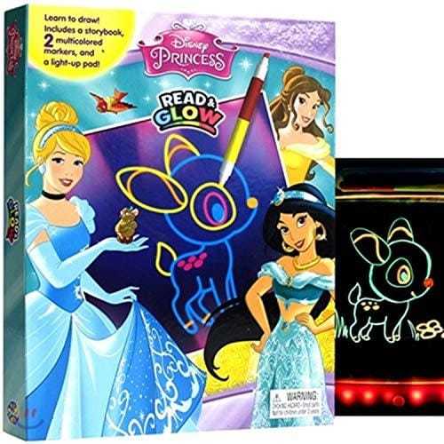 DISNEY PRINCESS READ & GLOW/2764331156 - Learn to draw! Includes a storybook,2 multicolored markers and a light-up pad! Enjoy a creactive drawing experience with Read & Glow! Read the storybook and used the markers on the light-up pad to make drawings that come to life in the light or dark with the magic of colorful ligth effects. For 3 years and up