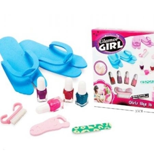 NAIL FASHION-809 - Glamor Girl Nail Beauty Set For girls ages 3+ Nail beauty set includes 1 Pair of Slippers 4x Nail polishes 1x Nail file 1x Nail brush 1x Finger separator Dimensions: 35*25*5.5 cm Packed in a box