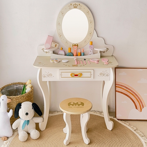 VANITY MAKEUP-U102 - Wooden hair styling set for girls aged 1 year and above,
complete with all accessories.