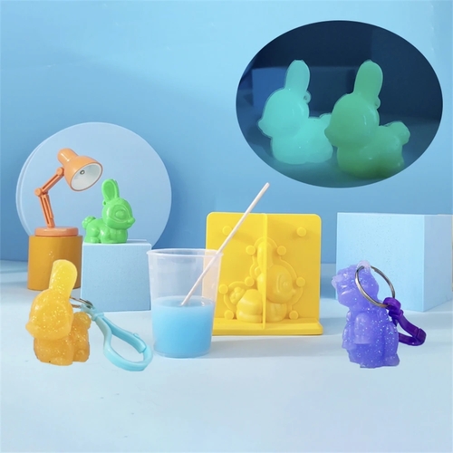 جل سلسلة المفاتيح - دع طفلك يصنع مجموعته الخاصة من التماثيل الناعمة واللامعة واستمتع بساعات من المرح الخالي من الشاشة! من خلال مجموعتنا ، سيعزز طفلك مهاراته الحركية الدقيقة وتنسيقه بطريقة مسلية. مصمم خصيصا لسهولة الاستخدام ، وهو مناسب حتى لأصغر الأيدي. 🌟 نحن نستخدم فقط مواد غير سامة آمنة للأيدي الصغيرة. 💝 تعد هذه المجموعة الإبداعية خيارا ممتازا لهدايا أعياد الميلاد ولحظات الصياغة العائلية وأنشطة ما قبل المدرسة. 🎁