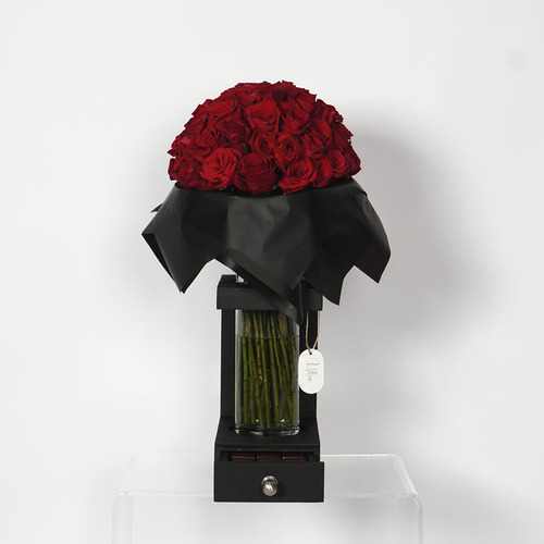 Just Red - A black vase contains red roses flowers hand bouquet with Belgian chocolates.
 Height: 60cm  Width: 40cm  Sell by: Quantity