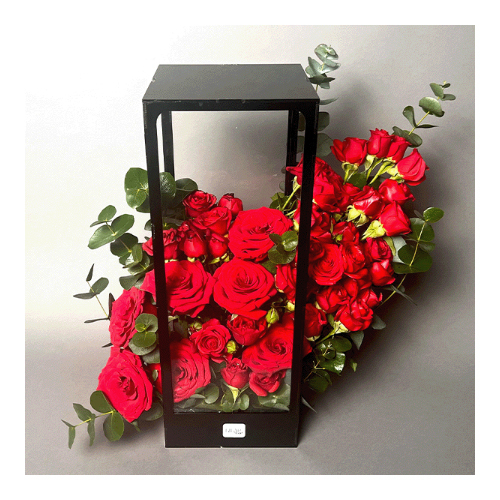 Amour - A unique acrylic vase with red roses and baby roses.
Height: 40 cm
Width: 35 cm