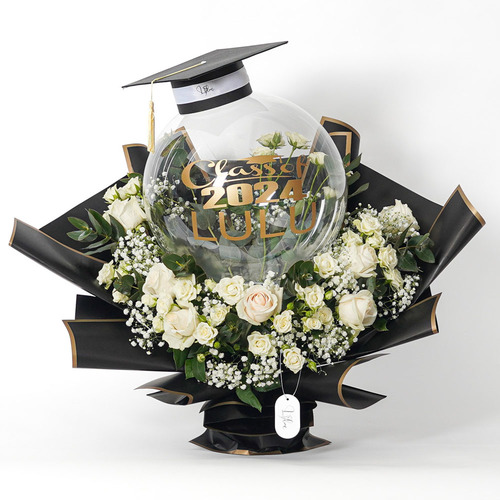 LULU 1 - Hand bouquet with mini graduation cap, personalized ballon, white rose and white baby rose.   writing on item: 11 characters Height 65 Width 80