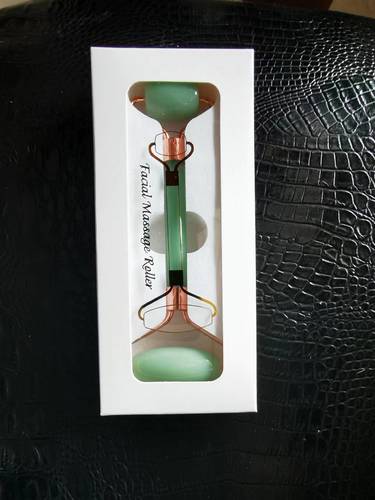 FACIAL DOUBLE- HEAD JADE ROLLER / MU-0060 - Color: Light Jade