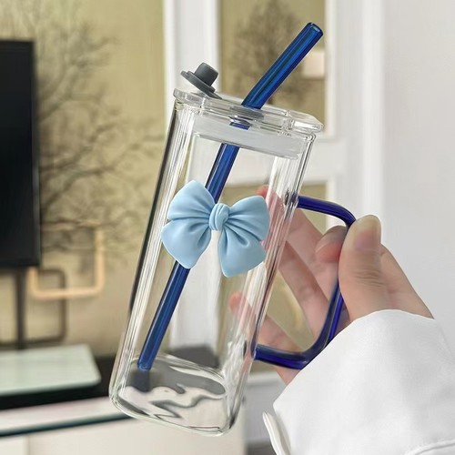 TRANSPARENT GLASS WITH COLORFUL STRAW AND COVER / KN-0151 - COLOR BLUE BOW CAPACITY 400ML