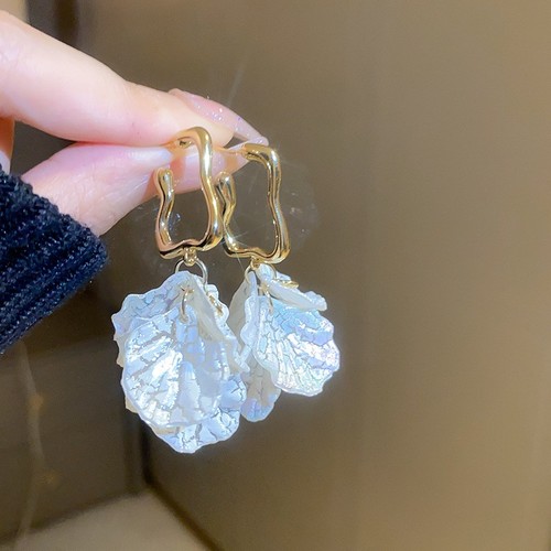 WOMEN'S FASHION EARRINGS / WA-0123 - COLOR GOLD AND WHITE FLOWER