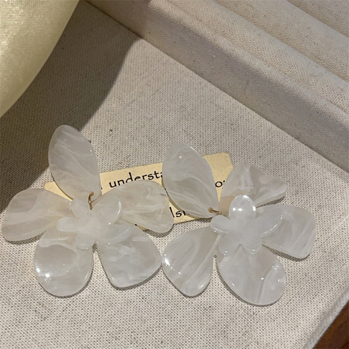 FLOWER EARRINGS / WA-0260 - COLOR: WHITE (E1243) CASCADING FIVE-LEAF FLOWER