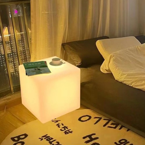 30CM LED LIT TABLE / FR-0052/S489 - Accessories: USB CORD AND REMOTE